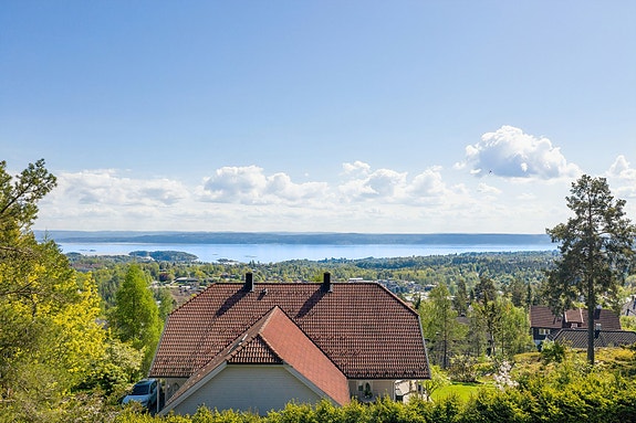 Tomten ligger idyllisk til på Borgen Skog med nydelig utsikt i et veletablert villaområde.