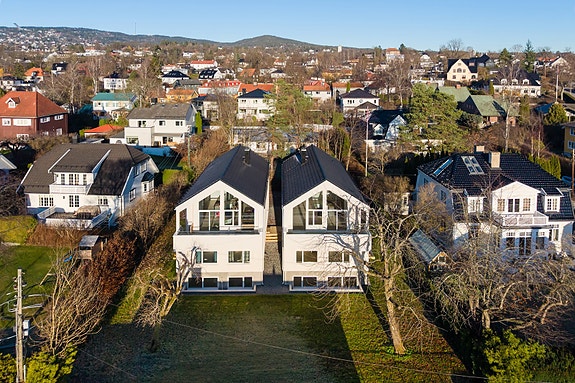 Fasade | Tuengen allé 27B er huset til venstre på tomten