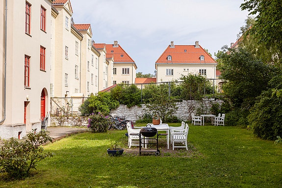 En sjeldenhet, med sentral beliggenhet, og en nydelig hage, i rolige, grønne og solrike omgivelser.