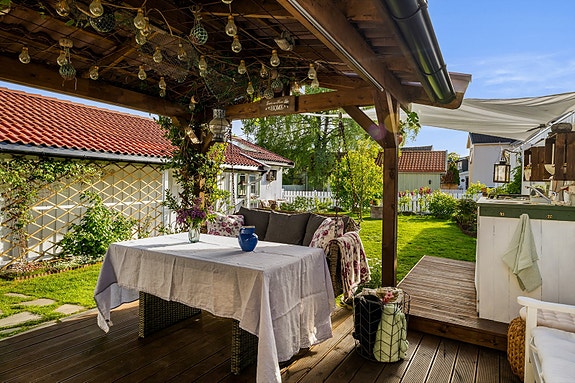 Den skjermede bakgårdstomten fremstår som en grønn og fredelig oase - gjennomført og innbydende med stor vekt på både funksjon og estetisk uttrykk.