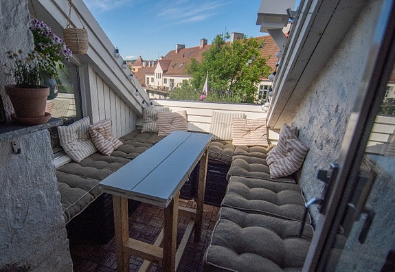 Romslig og skjermet balkong med ca. 8 sitteplasser. Gassgrill og varmelampe er tilgjengelig.