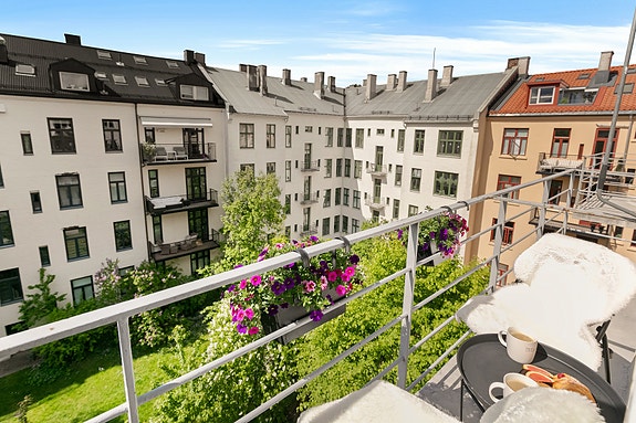 Velkommen til Åsaveien 14B, presentert av Ingrid Svenneby-Opsahl v/EIE Valkyrien. Foto: Lars-Petter Skillestad | Fotostallen