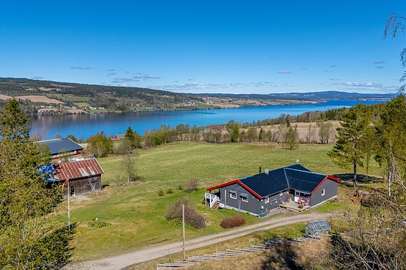Nordvik Eiendomsmegling v/ Vegard Dotseth presenterer Valstad Øvre, bestående av Teiterudgutua 77 og 81! Foto: Torben Olav Wirkestad