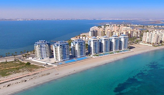 Mar Azul ligger perfekt til midt i mellom Middelhavet og Mar Menor med sine fantasiske strender.