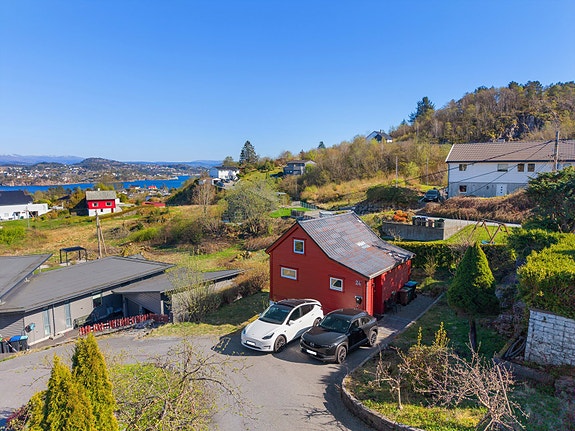 EiendomsMegler 1 v/Merete Seim har gleden av å presentere Bjørkelundvegen 24 (Foto: Mats Lie)