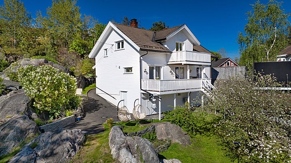 Velkommen til Vadfossveien 9! Foto utebilder: Kay Myrstrand // Fokus Foto. Foto innebilder: Dag Frogner / Boligfotograf1.
