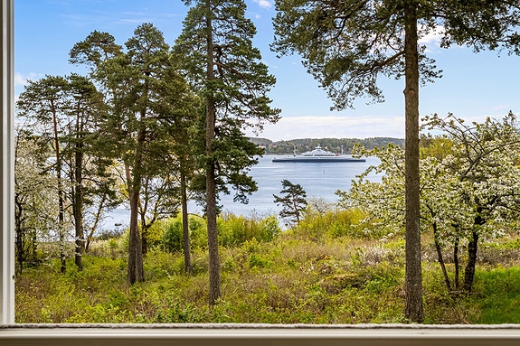 Velkommen til Strandpromenaden 110 - En lettstelt 3-roms i første rekke mot vannet. Bo attraktivt til tett på både sjøen og skogen på Framnes!