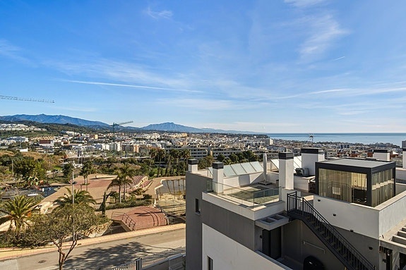 Penthouse med 3 soverom | 88 m² terrasse | Panoramautsikt mot sjø og marina | Turistlisens