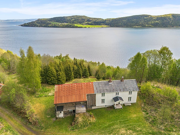 Velkommen til Saltvikhamnvegen 60, presentert av EiendomsMegler 1 v/ John Sivert Brandt. Foto: ELW media (Espen Wåde)