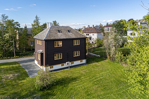 Herskapelig og sjelden villa fra 1928 med velbevart stil, sjel og arkitektonisk særpreg.