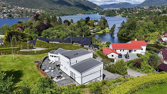 En villa i et av byens mest attraktive områder, rolig plassert i en barnevennlig blindgate. Solrikt beliggende på en generøs tomt på 1,6 mål med nydelig utsikt.