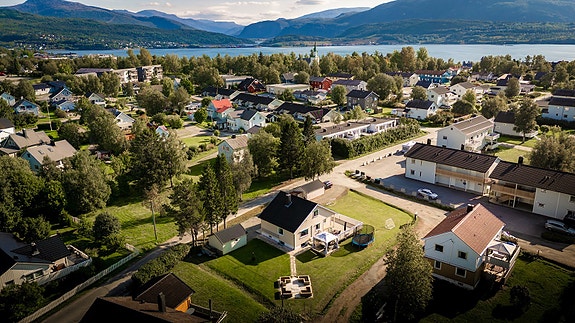 Innholdsrik enebolig med sentrumsnær og praktisk beliggenhet. Gangavstand til barnehage, skoler, idrettsanlegg og Fauskebadet med badstue, boblebad og terapibasseng. Ca. 280 meter til nærbutikk. Ca. 1,3 km til sentrum.
