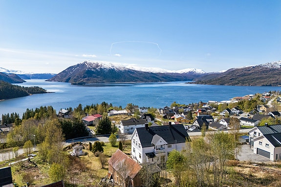 Velkommen til Sørlandsvegen 108 A og B! En sjelden mulighet på fantastiske Hemnesberget. Foto: EFKT