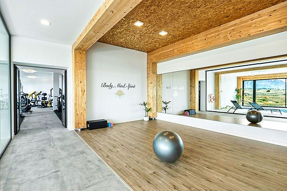 Moderne leilighet med turistlisens | Privat hage på 140 m² | Resortfasiliteter