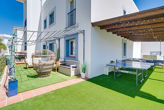Moderne leilighet med turistlisens | Privat hage på 140 m² | Resortfasiliteter