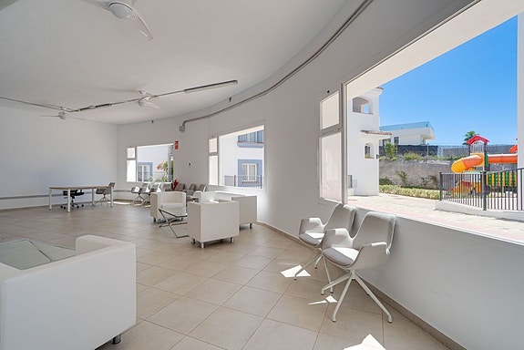 Moderne leilighet med turistlisens | Privat hage på 140 m² | Resortfasiliteter