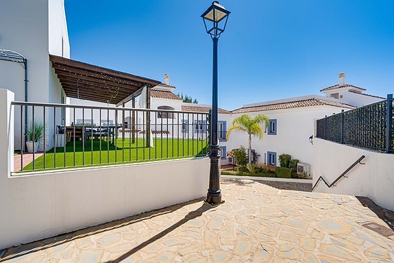 Moderne leilighet med turistlisens | Privat hage på 140 m² | Resortfasiliteter