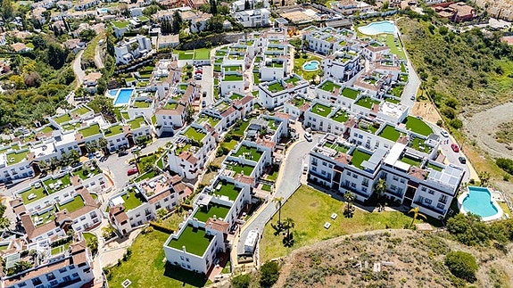 Moderne leilighet med turistlisens | Privat hage på 140 m² | Resortfasiliteter