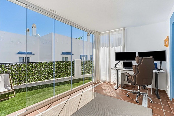 Moderne leilighet med turistlisens | Privat hage på 140 m² | Resortfasiliteter