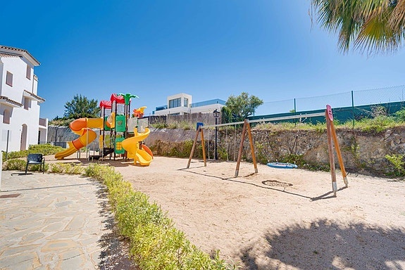 Moderne leilighet med turistlisens | Privat hage på 140 m² | Resortfasiliteter