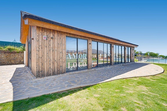 Moderne leilighet med turistlisens | Privat hage på 140 m² | Resortfasiliteter