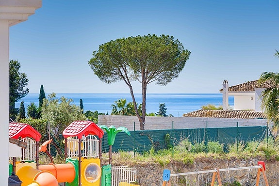 Moderne leilighet med turistlisens | Privat hage på 140 m² | Resortfasiliteter