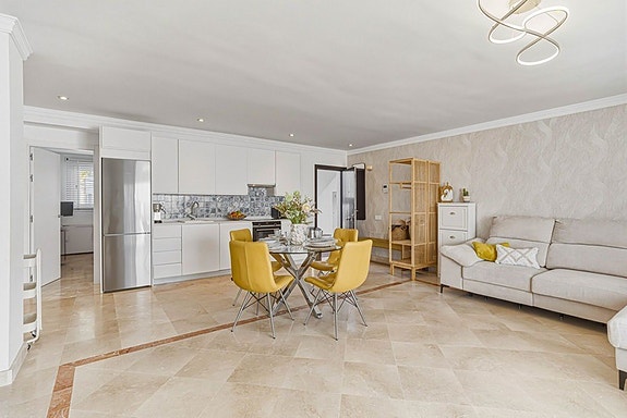 Moderne leilighet med turistlisens | Privat hage på 140 m² | Resortfasiliteter