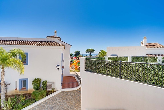 Moderne leilighet med turistlisens | Privat hage på 140 m² | Resortfasiliteter