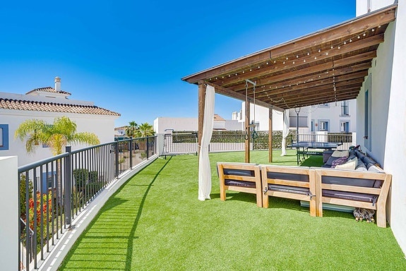Moderne leilighet med turistlisens | Privat hage på 140 m² | Resortfasiliteter