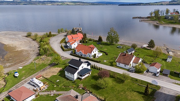 Nydelig beliggenhet i vika på Kapp - Tomtedel til venstre ut mot Mjøsa hører eiendommen til med egen strandlinje