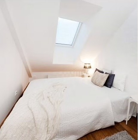 Soverom med plass til dobbeltseng.