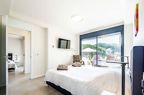 Eksklusiv bolig med turistlisens | Privat basseng | 160 m² terrasser | Mulighet for 4 soverom