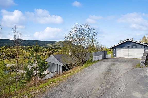 Eiendommen ligger idyllisk til i etablert og populært boligfelt i Svene.