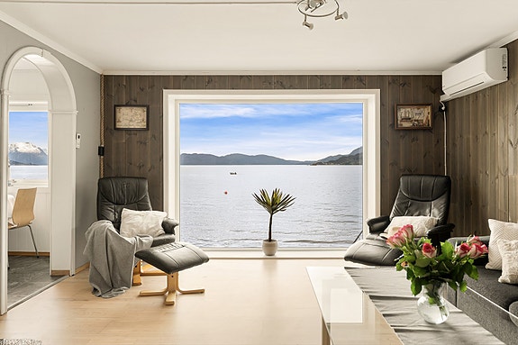 Eiendomsmegler Norge v/Caroline Norheim Johansen har med stor glede å presentere Strandebarmsvegen 40!