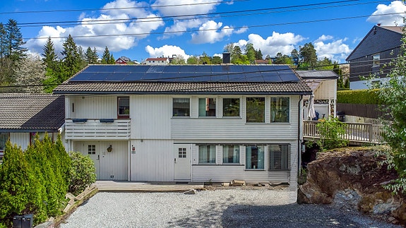 Lokalmegler Awet Tella v/ EiendomsMegler 1 har gleden av å presentere Hagaveien 25! Foto: Bjørnar Døhlen