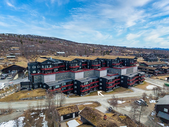 Velkommen til leilighet 103 i Stølstunet på Beitostølen! En lys og arealeffektiv selveierleilighet med tilbaketrukket beliggenhet.
