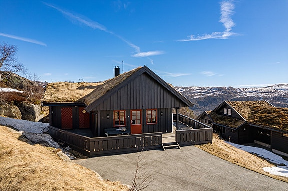Velkommen til denne klassiske hytta på Ljosland! Foto: Mirakel foto