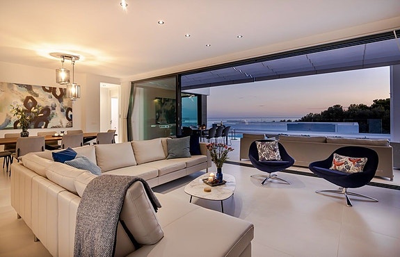 Moderne villa med privat basseng | 700 meter til stranden | Sjøutsikt