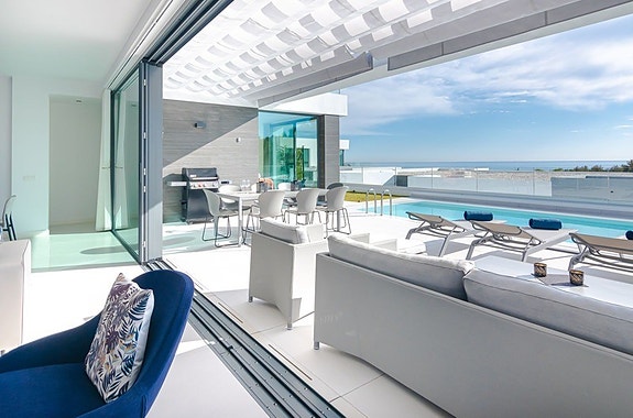 Moderne villa med privat basseng | 700 meter til stranden | Sjøutsikt
