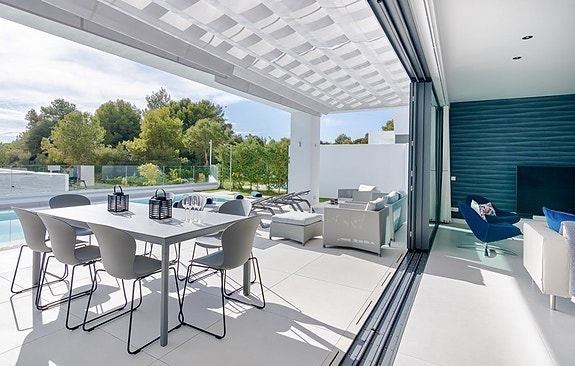 Moderne villa med privat basseng | 700 meter til stranden | Sjøutsikt
