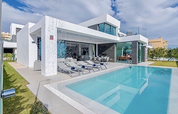 Moderne villa med privat basseng | 700 meter til stranden | Sjøutsikt