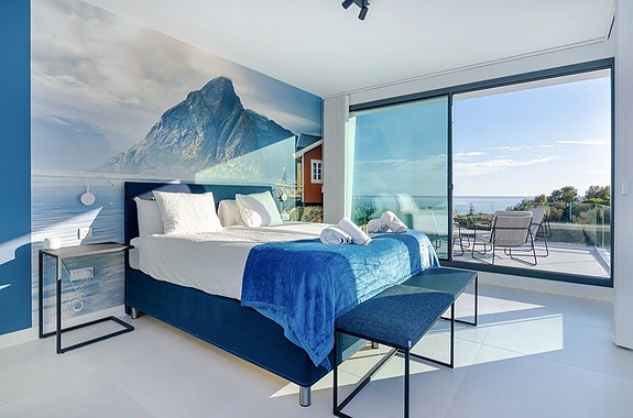 Moderne villa med privat basseng | 700 meter til stranden | Sjøutsikt
