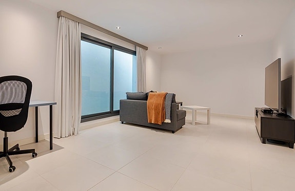 Moderne villa med privat basseng | 700 meter til stranden | Sjøutsikt