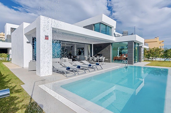 Moderne villa med privat basseng | 700 meter til stranden | Sjøutsikt