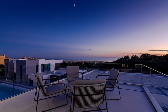 Moderne villa med privat basseng | 700 meter til stranden | Sjøutsikt