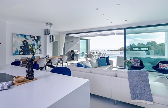 Moderne villa med privat basseng | 700 meter til stranden | Sjøutsikt