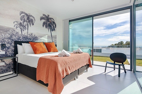 Moderne villa med privat basseng | 700 meter til stranden | Sjøutsikt