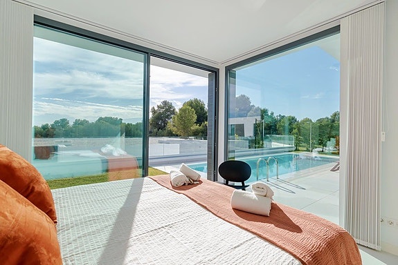 Moderne villa med privat basseng | 700 meter til stranden | Sjøutsikt