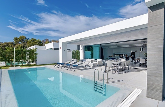 Moderne villa med privat basseng | 700 meter til stranden | Sjøutsikt