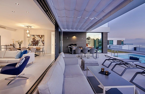 Moderne villa med privat basseng | 700 meter til stranden | Sjøutsikt